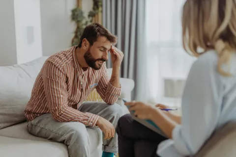 Een depressieve man bij een psycholoog