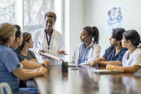 Een groep medische studenten en hun leraares